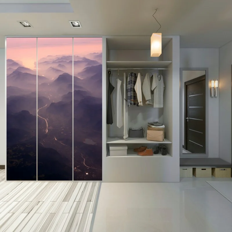 Naklejka na szafę mglista pastelowa dolina górska – Wallissimo® Naklejka na szafę mglista pastelowa dolina górska – Wallissimo®