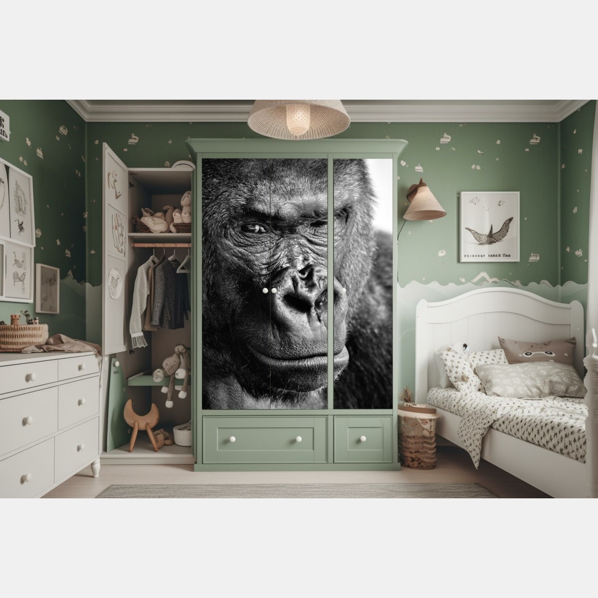 Naklejka na szafę intensywny portret goryla w czerni i bieli – Wallissimo® Naklejka na szafę intensywny portret goryla w czerni i bieli – Wallissimo®
