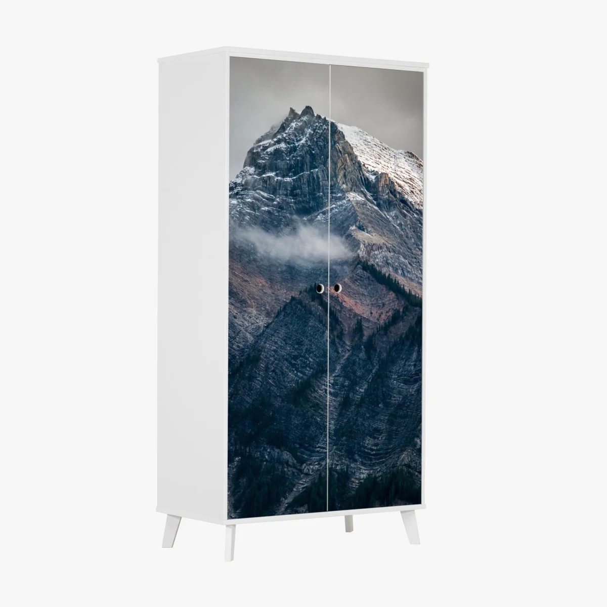 Naklejka na szafę dramatyczny alpejski szczyt we mgle – Wallissimo® Naklejka na szafę dramatyczny alpejski szczyt we mgle – Wallissimo®