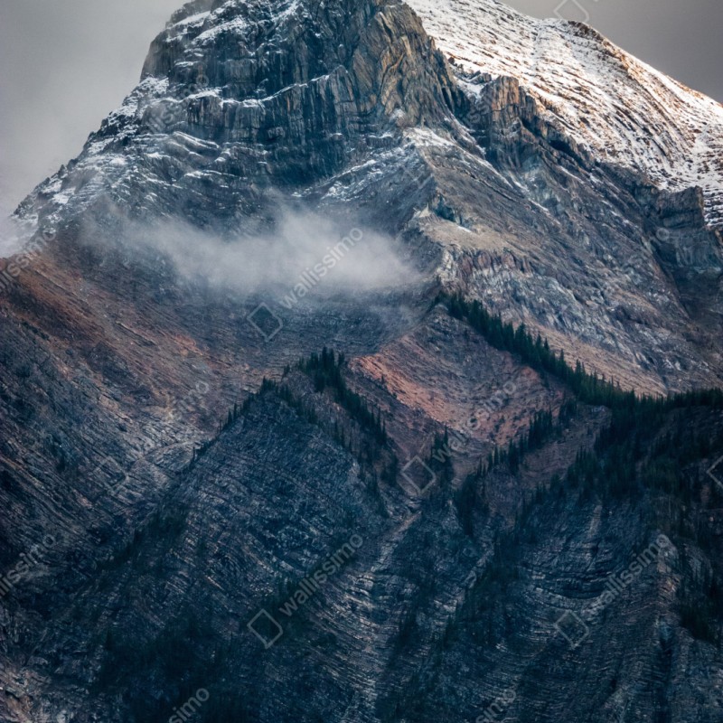 Naklejka na szafę dramatyczny alpejski szczyt we mgle – Wallissimo® Naklejka na szafę dramatyczny alpejski szczyt we mgle – Wallissimo®