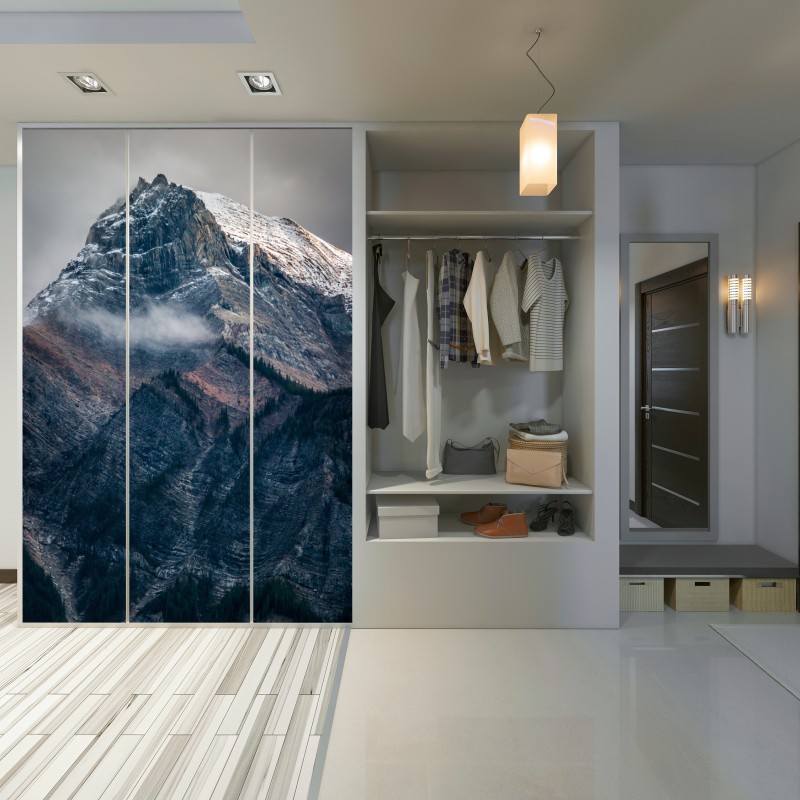 Naklejka na szafę dramatyczny alpejski szczyt we mgle – Wallissimo® Naklejka na szafę dramatyczny alpejski szczyt we mgle – Wallissimo®