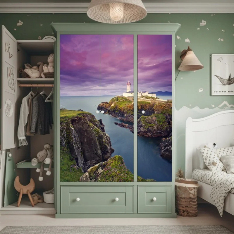 Naklejka na szafę fioletowa latarnia nad skalistym wybrzeżem – Wallissimo® Naklejka na szafę fioletowa latarnia nad skalistym wybrzeżem – Wallissimo®