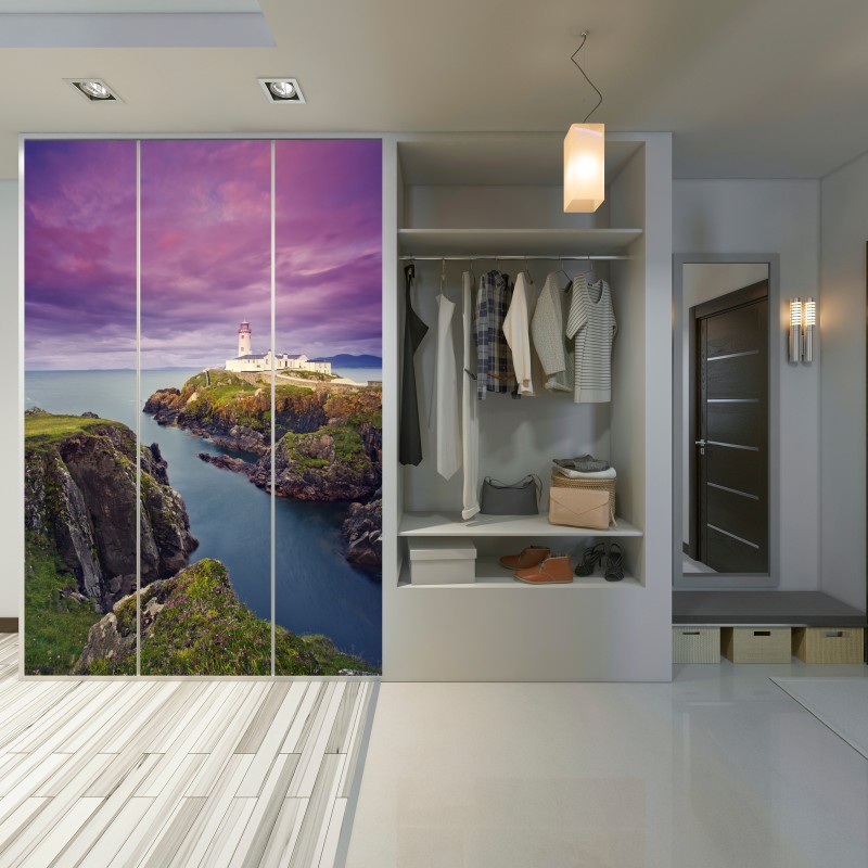 Naklejka na szafę fioletowa latarnia nad skalistym wybrzeżem – Wallissimo® Naklejka na szafę fioletowa latarnia nad skalistym wybrzeżem – Wallissimo®