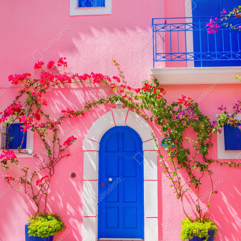 Naklejka na szafę intensywna różowa fasada z niebieskimi drzwiami – Wallissimo® Naklejka na szafę intensywna różowa fasada z niebieskimi drzwiami – Wallissimo®