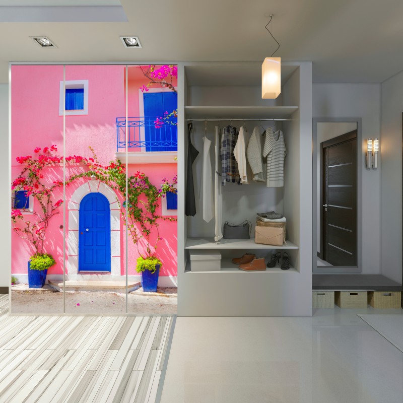Naklejka na szafę intensywna różowa fasada z niebieskimi drzwiami – Wallissimo® Naklejka na szafę intensywna różowa fasada z niebieskimi drzwiami – Wallissimo®
