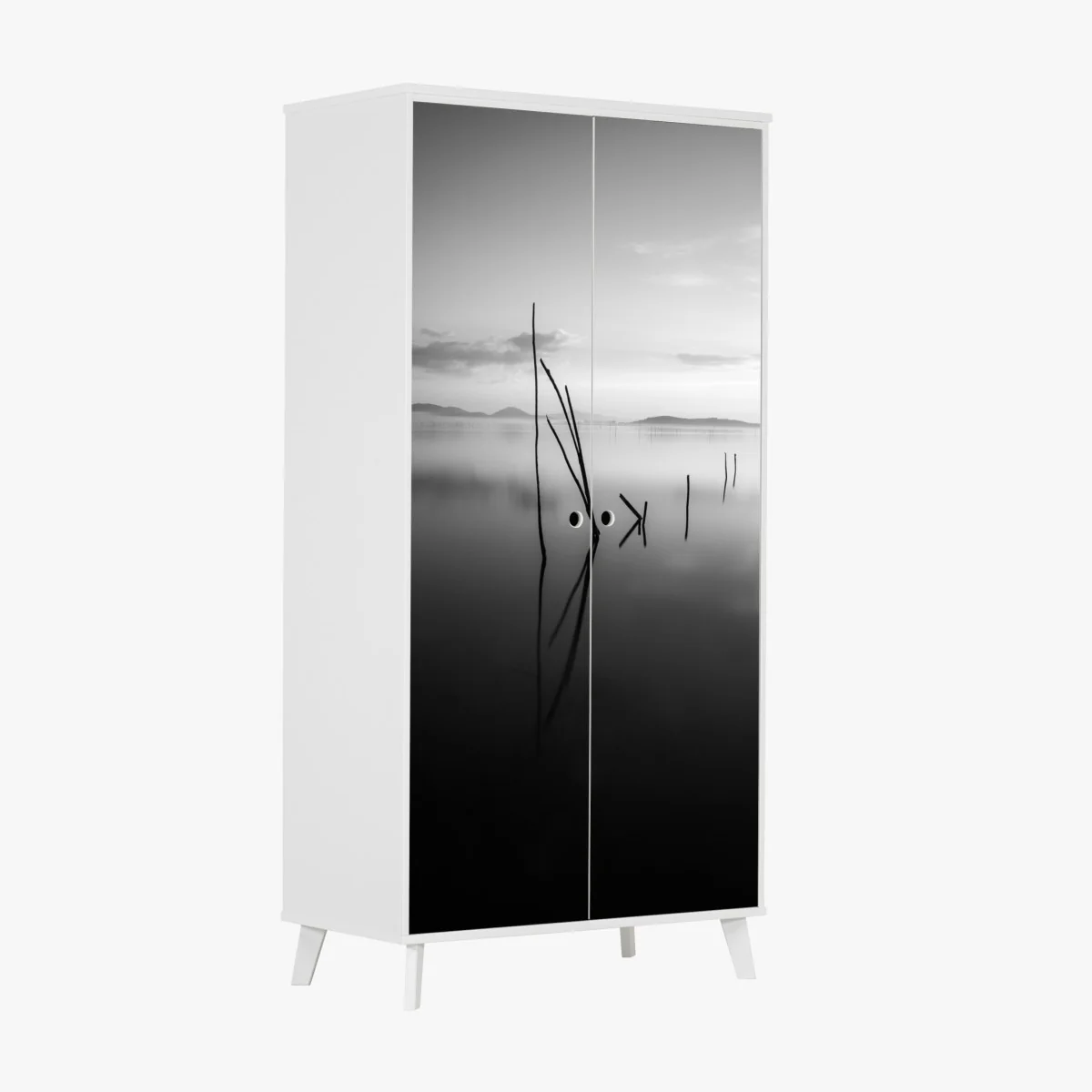 Naklejka na szafę spokojne monochromatyczne jezioro z odbiciami – Wallissimo® Naklejka na szafę spokojne monochromatyczne jezioro z odbiciami – Wallissimo®