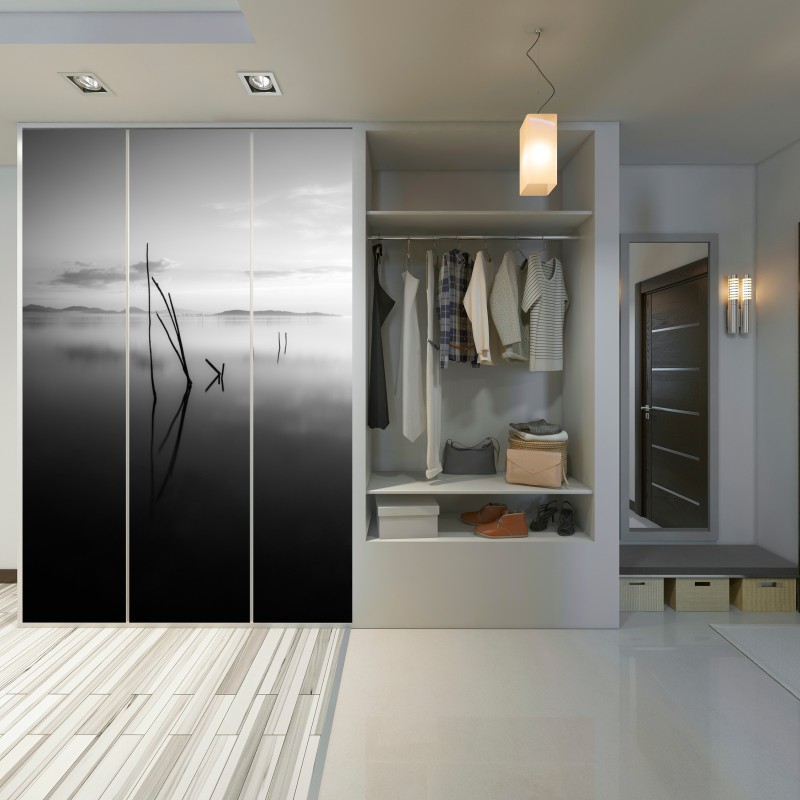 Naklejka na szafę spokojne monochromatyczne jezioro z odbiciami – Wallissimo® Naklejka na szafę spokojne monochromatyczne jezioro z odbiciami – Wallissimo®