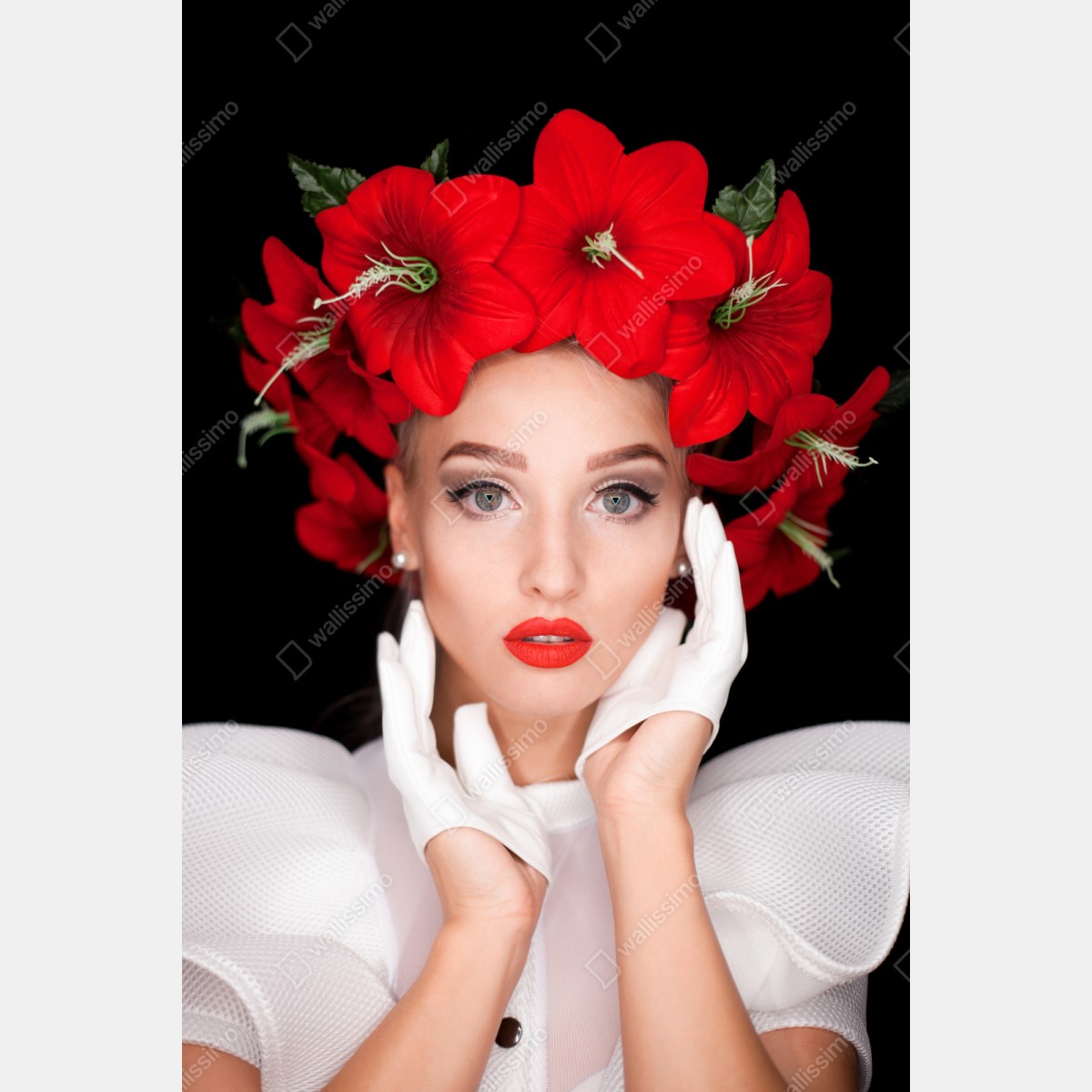 Naklejka na szafę elegancki portret z wiankiem z czerwonych kwiatów – Wallissimo® Naklejka na szafę elegancki portret z wiankiem z czerwonych kwiatów – Wallissimo®