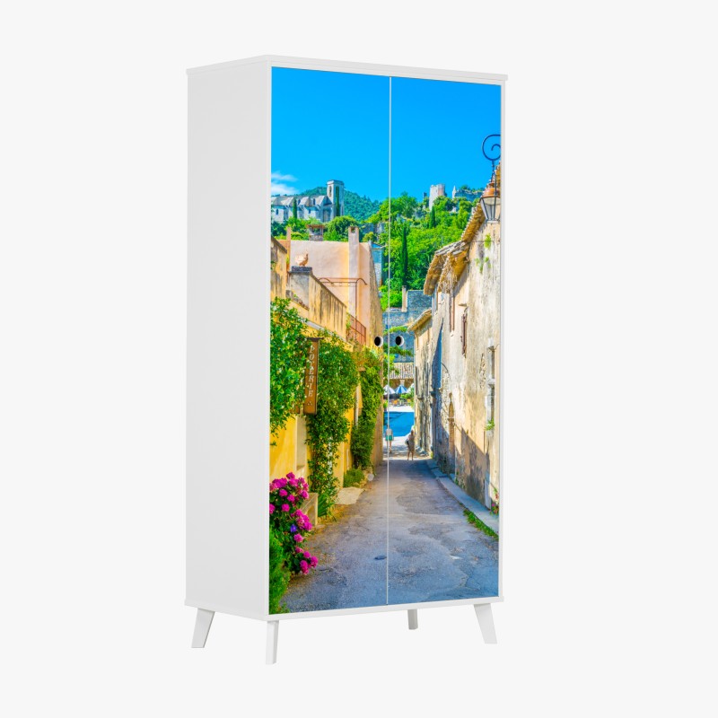 Naklejka na szafę słoneczna uliczka wioski śródziemnomorskiej