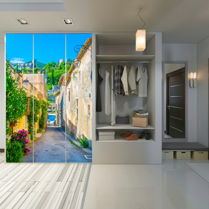 Naklejka na szafę słoneczna uliczka wioski śródziemnomorskiej – Wallissimo® Naklejka na szafę słoneczna uliczka wioski śródziemnomorskiej – Wallissimo®