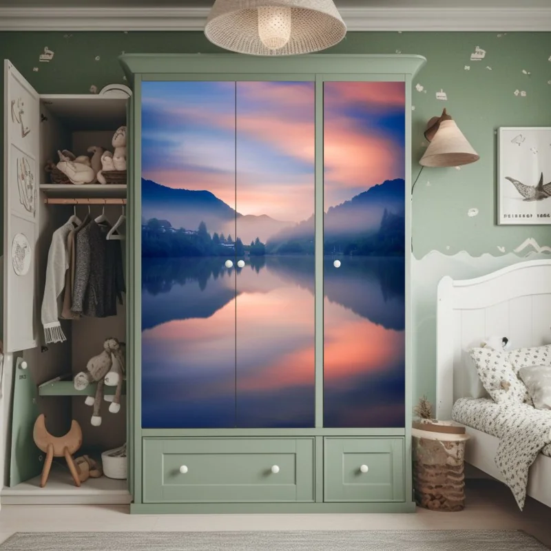 Naklejka na szafę mglisty górski poranek nad jeziorem – Wallissimo® Naklejka na szafę mglisty górski poranek nad jeziorem – Wallissimo®