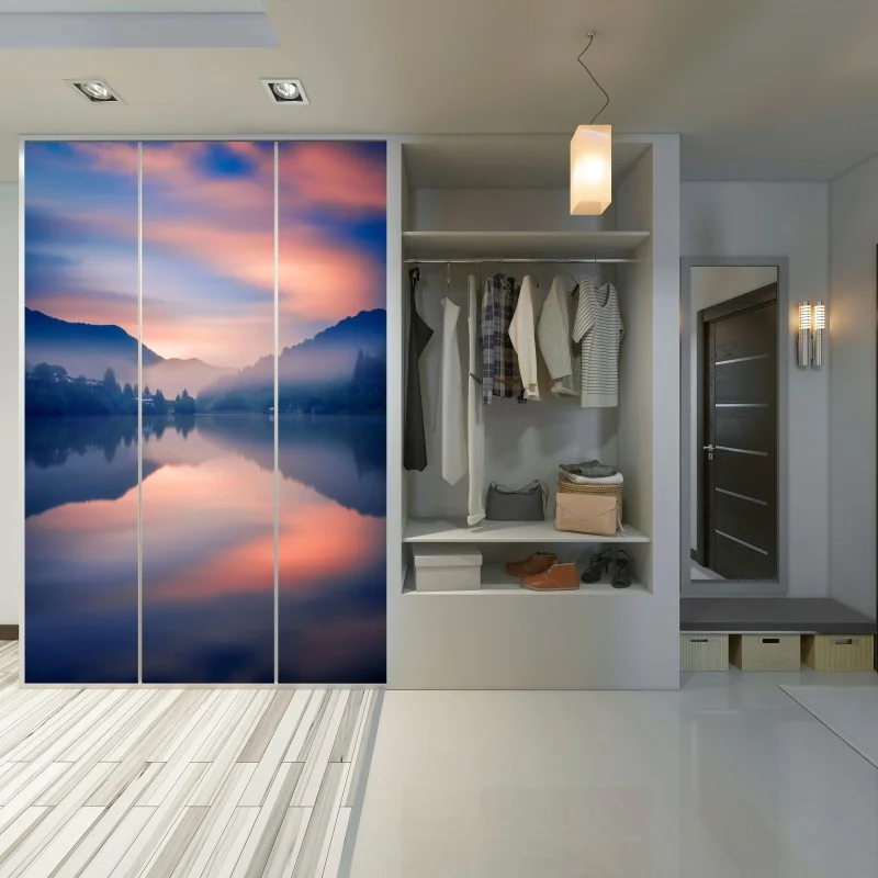 Naklejka na szafę mglisty górski poranek nad jeziorem – Wallissimo® Naklejka na szafę mglisty górski poranek nad jeziorem – Wallissimo®