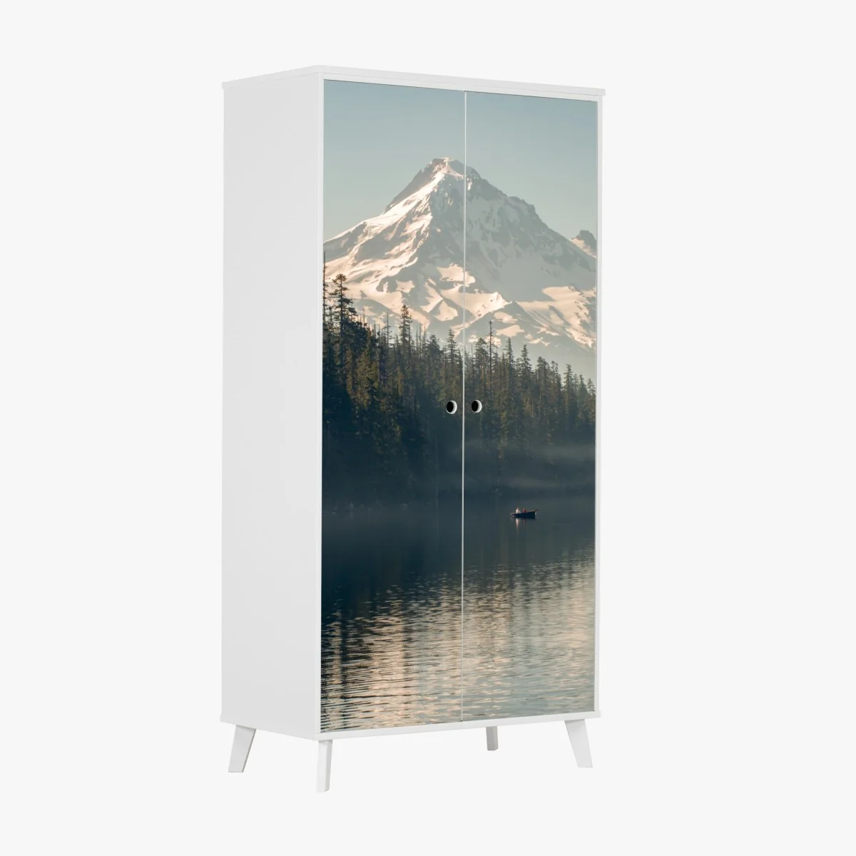 Naklejka na szafę śnieżna góra nad spokojnym jeziorem – Wallissimo® Naklejka na szafę śnieżna góra nad spokojnym jeziorem – Wallissimo®