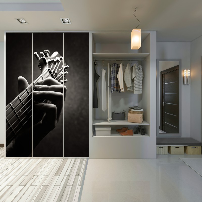 Naklejka na szafę zbliżenie dłoni gitarzysty na gryfie – Wallissimo® Naklejka na szafę zbliżenie dłoni gitarzysty na gryfie – Wallissimo®