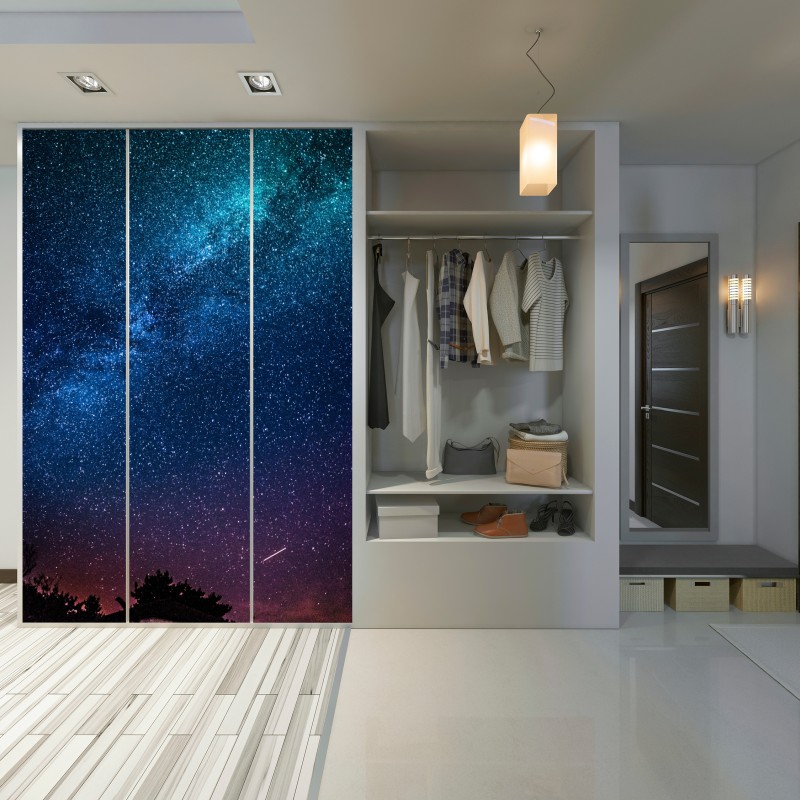 Naklejka na szafę głębokie błękitne nocne niebo z drogą mleczną i spadającą gwiazdą – Wallissimo® Naklejka na szafę głębokie błękitne nocne niebo z drogą mleczną i spadającą gwiazdą – Wallissimo®