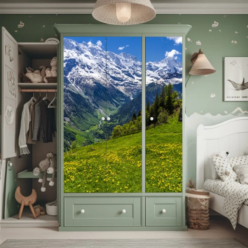 Naklejka na szafę alpejska łąka wiosną pod ośnieżonymi szczytami – Wallissimo® Naklejka na szafę alpejska łąka wiosną pod ośnieżonymi szczytami – Wallissimo®
