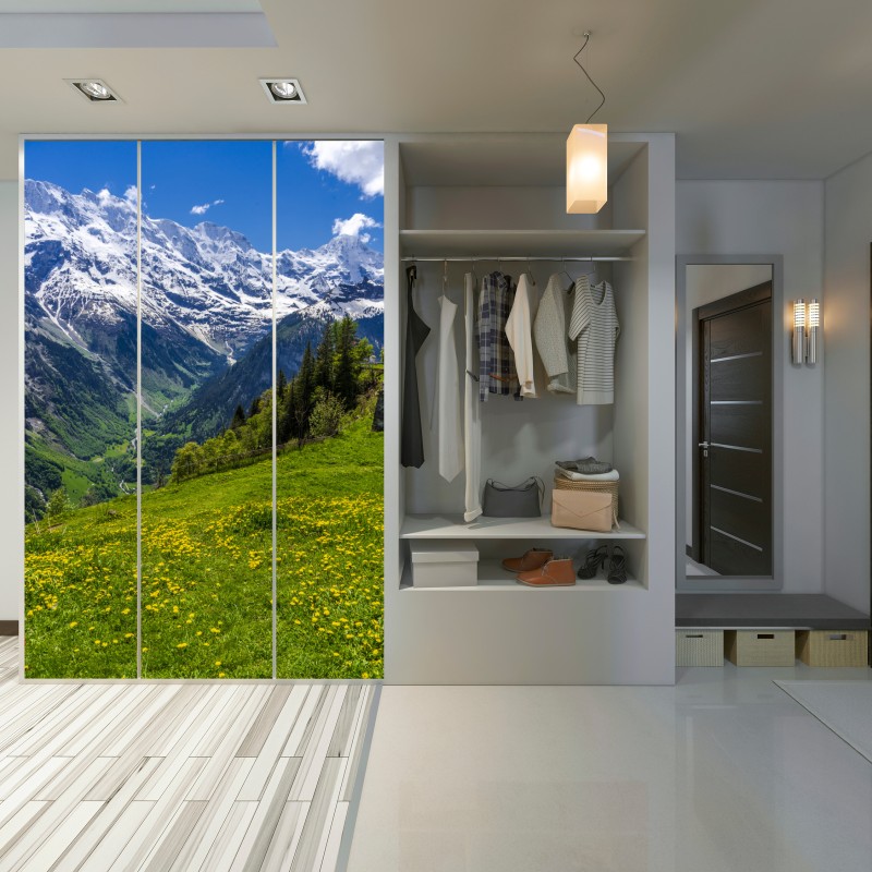 Naklejka na szafę alpejska łąka wiosną pod ośnieżonymi szczytami – Wallissimo® Naklejka na szafę alpejska łąka wiosną pod ośnieżonymi szczytami – Wallissimo®