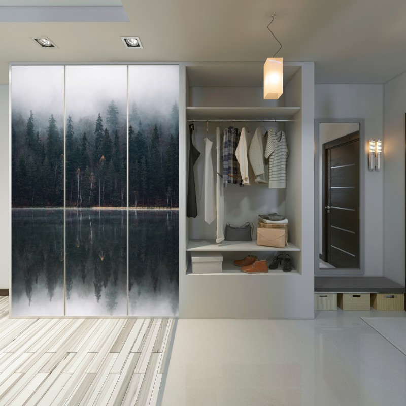 Naklejka na szafę mglista refleksja w lesie – Wallissimo® Naklejka na szafę mglista refleksja w lesie – Wallissimo®