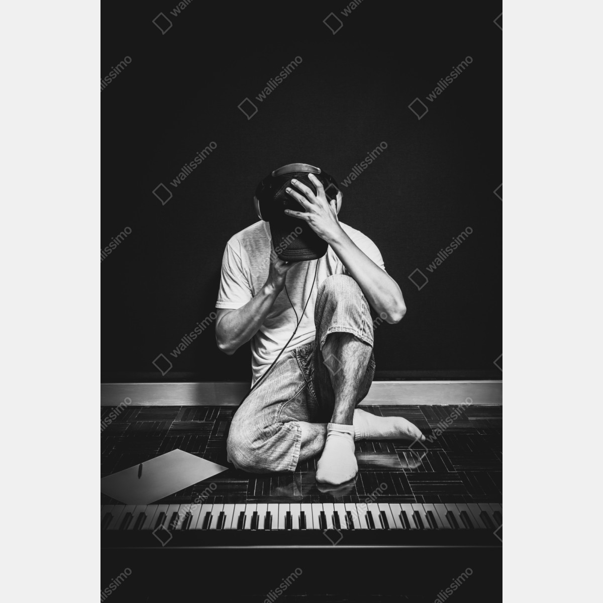 Naklejka na szafę introwertyczny muzyk przy klawiaturze – Wallissimo® Naklejka na szafę introwertyczny muzyk przy klawiaturze – Wallissimo®