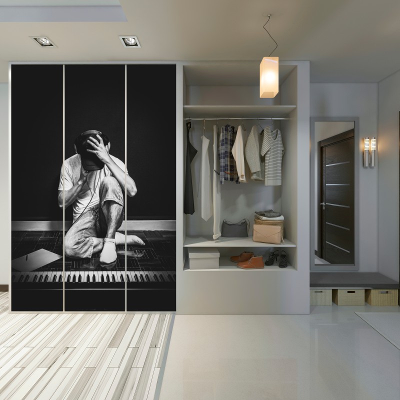 Naklejka na szafę introwertyczny muzyk przy klawiaturze – Wallissimo® Naklejka na szafę introwertyczny muzyk przy klawiaturze – Wallissimo®