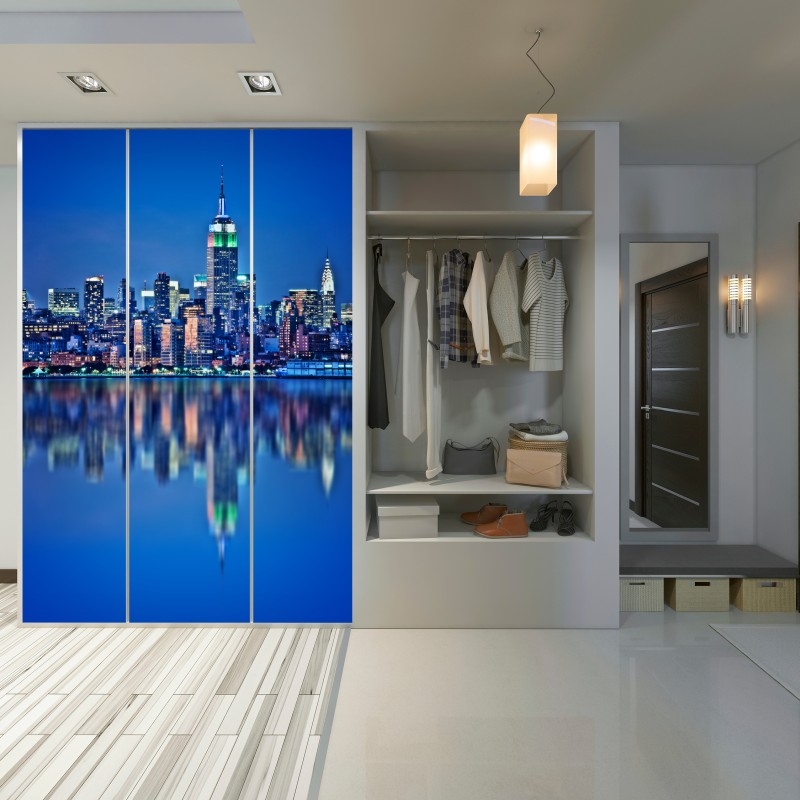 Naklejka na szafę Nowy Jork nocna panorama z odbiciem – Wallissimo® Naklejka na szafę Nowy Jork nocna panorama z odbiciem – Wallissimo®