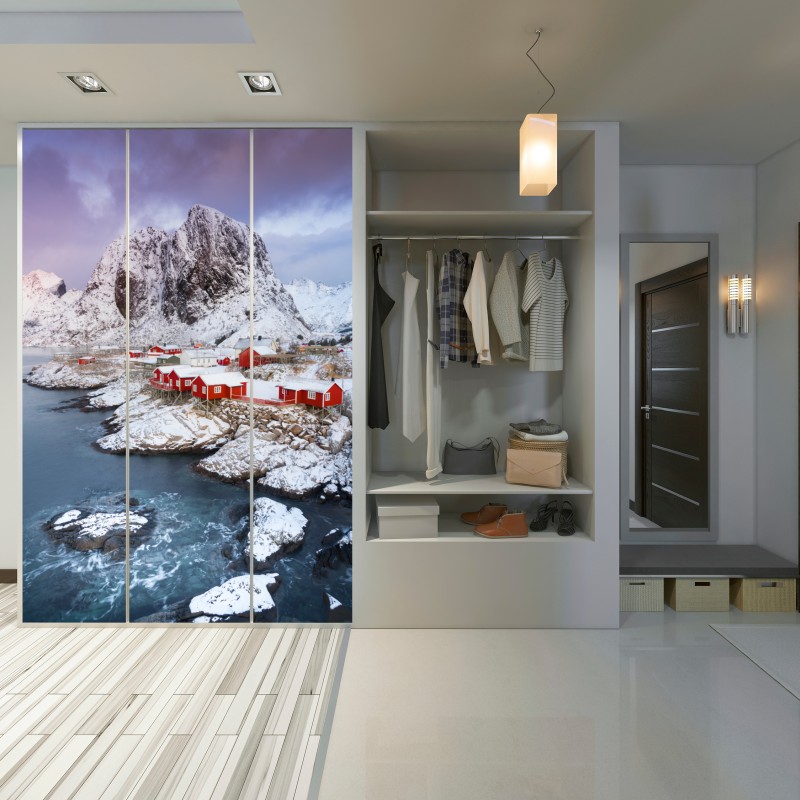 Naklejka na szafę czerwone domki nad zaśnieżoną górą – Wallissimo® Naklejka na szafę czerwone domki nad zaśnieżoną górą – Wallissimo®