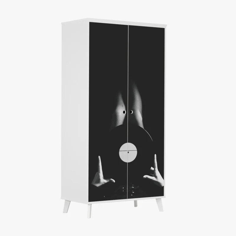 Naklejka na szafę słoneczna uliczka z kamiennymi domami i kolorowymi okiennicami – Wallissimo®