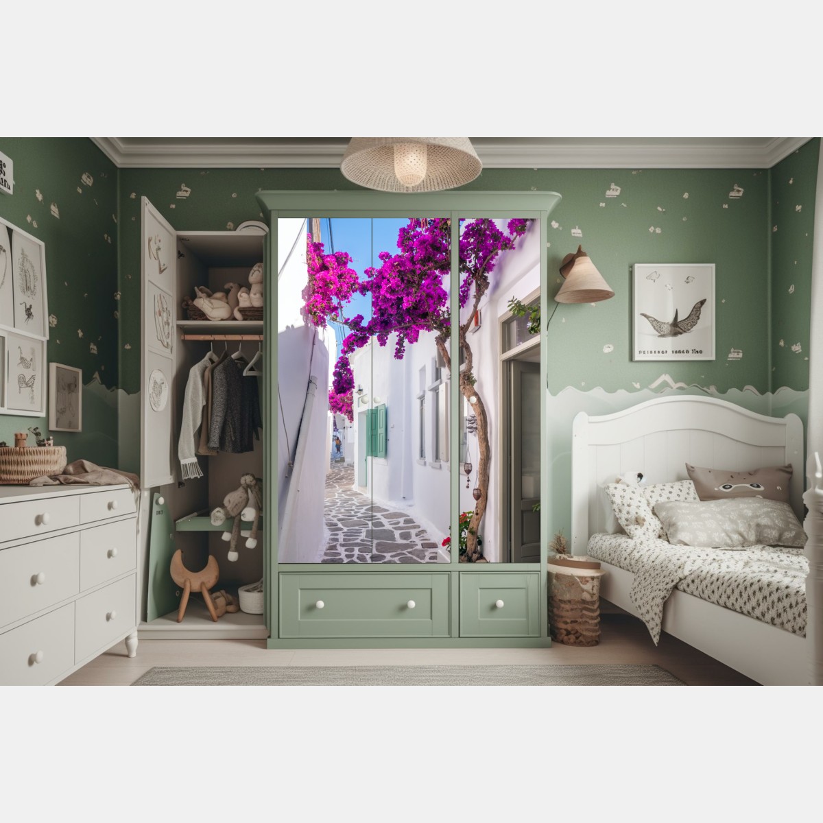 Naklejka na szafę słoneczna śródziemnomorska uliczka z bugenwillą – Wallissimo® Naklejka na szafę słoneczna śródziemnomorska uliczka z bugenwillą – Wallissimo®