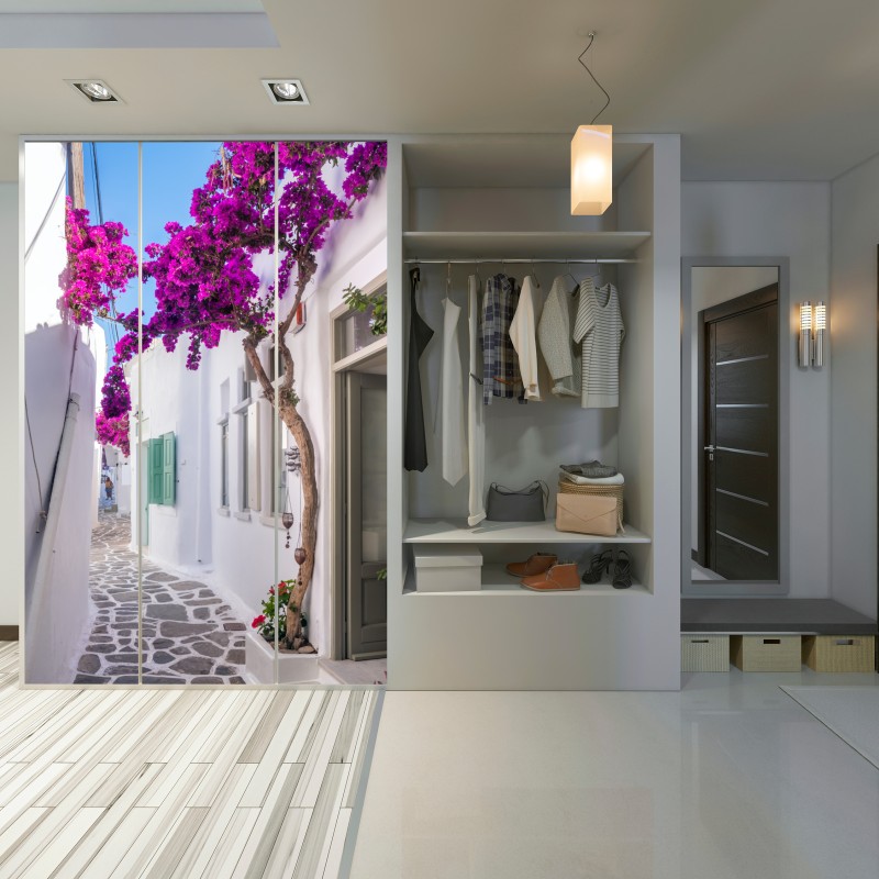 Naklejka na szafę słoneczna śródziemnomorska uliczka z bugenwillą – Wallissimo® Naklejka na szafę słoneczna śródziemnomorska uliczka z bugenwillą – Wallissimo®