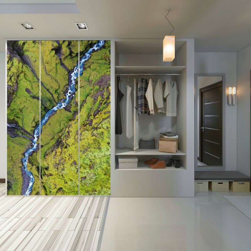 Naklejka na szafę rzeka z lotu ptaka w mchem porośniętym wąwozie – Wallissimo® Naklejka na szafę rzeka z lotu ptaka w mchem porośniętym wąwozie – Wallissimo®