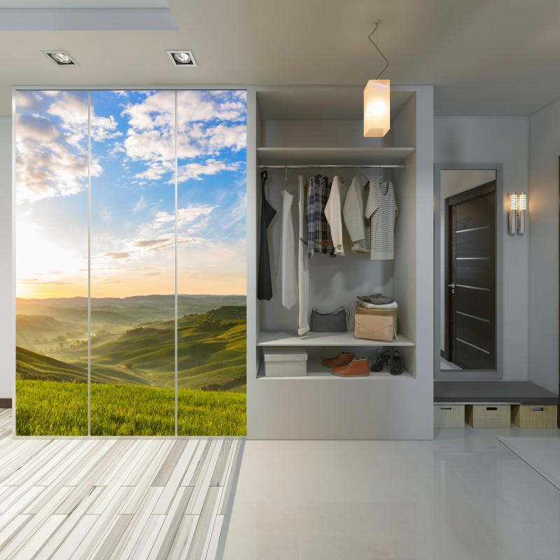 Naklejka na szafę wschód słońca nad mglistymi pagórkami – Wallissimo® Naklejka na szafę wschód słońca nad mglistymi pagórkami – Wallissimo®