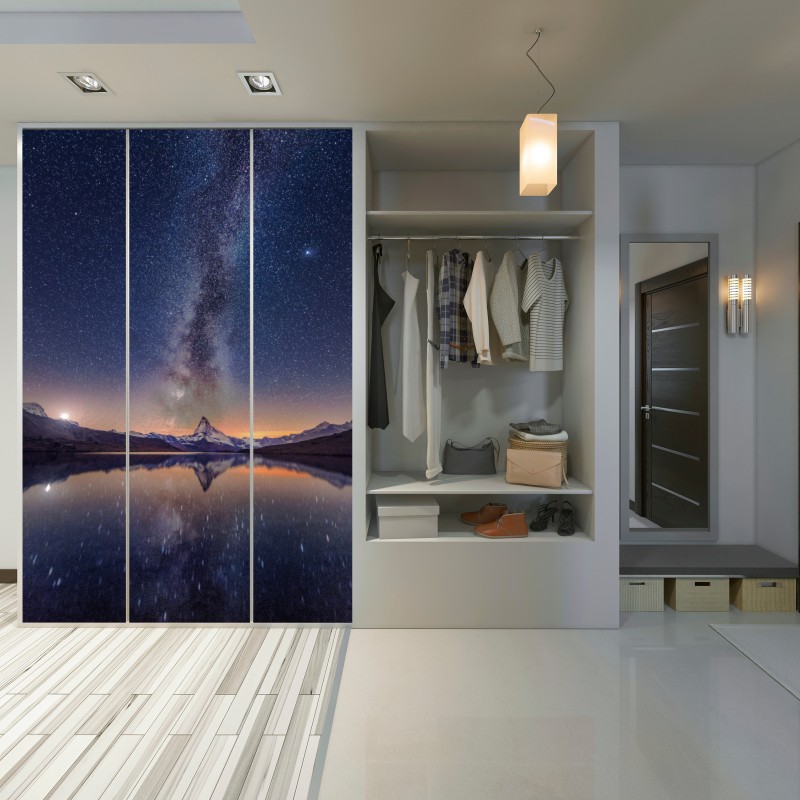 Naklejka na szafę droga mleczna nad alpejskim szczytem odbita w jeziorze – Wallissimo® Naklejka na szafę droga mleczna nad alpejskim szczytem odbita w jeziorze – Wallissimo®