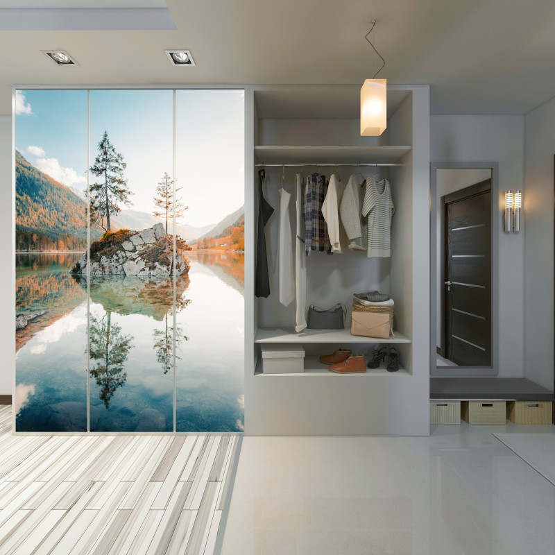 Naklejka na szafę słoneczna skalna wyspa nad jeziorem Hintersee – Wallissimo® Naklejka na szafę słoneczna skalna wyspa nad jeziorem Hintersee – Wallissimo®