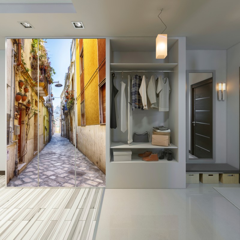 Naklejka na szafę słoneczna uliczka w Brindisi – Wallissimo® Naklejka na szafę słoneczna uliczka w Brindisi – Wallissimo®