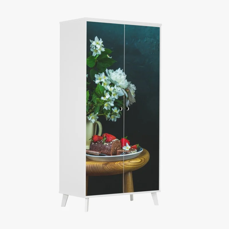 Naklejka na szafę rolada czekoladowa z truskawkami i białymi kwiatami