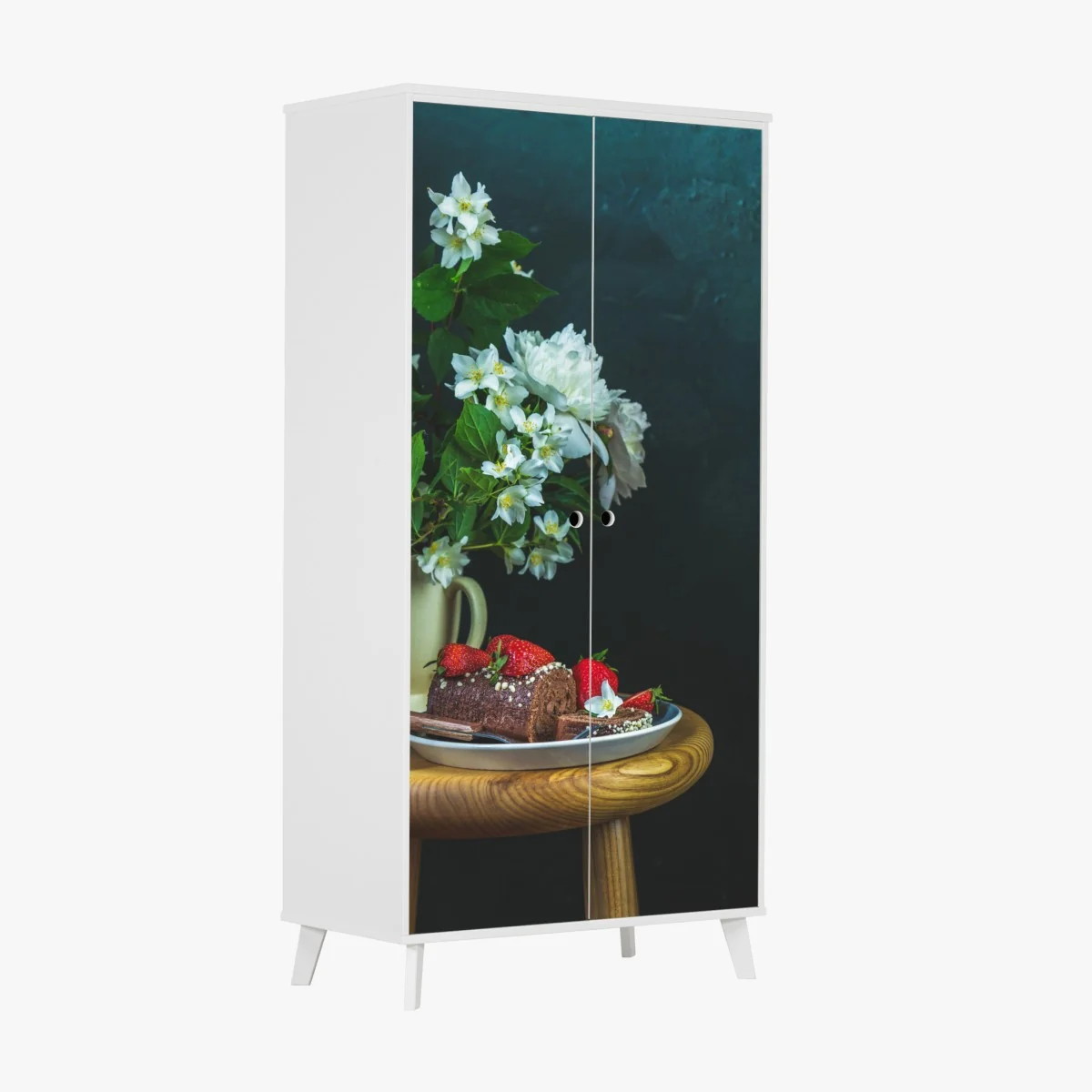 Naklejka na szafę rolada czekoladowa z truskawkami i białymi kwiatami – Wallissimo® Naklejka na szafę rolada czekoladowa z truskawkami i białymi kwiatami – Wallissimo®