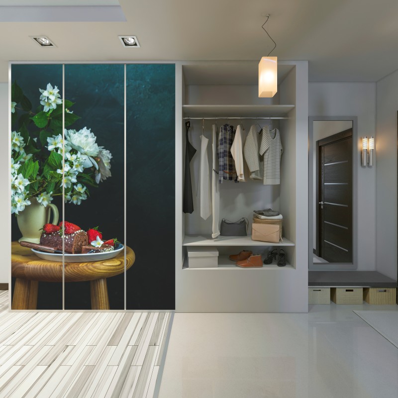 Naklejka na szafę rolada czekoladowa z truskawkami i białymi kwiatami – Wallissimo® Naklejka na szafę rolada czekoladowa z truskawkami i białymi kwiatami – Wallissimo®