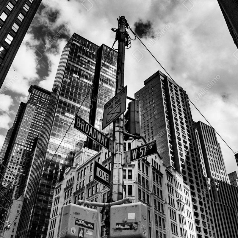 Naklejka na szafę Broadway i W 57 St — miejska panorama w czerni i bieli – Wallissimo® Naklejka na szafę Broadway i W 57 St — miejska panorama w czerni i bieli – Wallissimo®