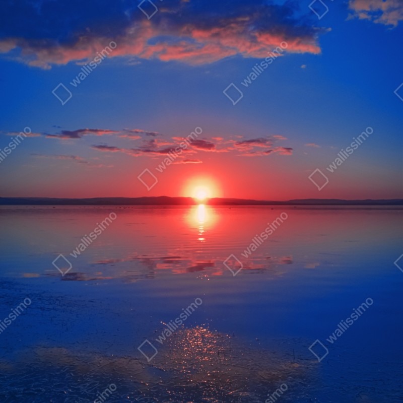 Naklejka na szafę zachód słońca nad spokojnym morzem z żywym odbiciem – Wallissimo® Naklejka na szafę zachód słońca nad spokojnym morzem z żywym odbiciem – Wallissimo®