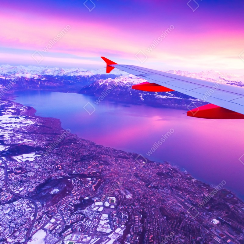 Naklejka na szafę panorama miasta nad jeziorem z lotu ptaka o zachodzie – Wallissimo® Naklejka na szafę panorama miasta nad jeziorem z lotu ptaka o zachodzie – Wallissimo®