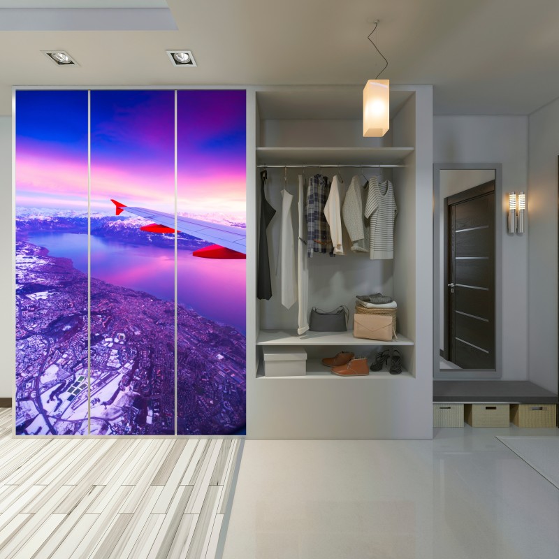 Naklejka na szafę panorama miasta nad jeziorem z lotu ptaka o zachodzie – Wallissimo® Naklejka na szafę panorama miasta nad jeziorem z lotu ptaka o zachodzie – Wallissimo®