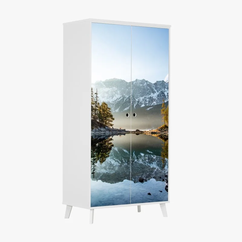 Naklejka na szafę odbicie górskie na jeziorze o poranku