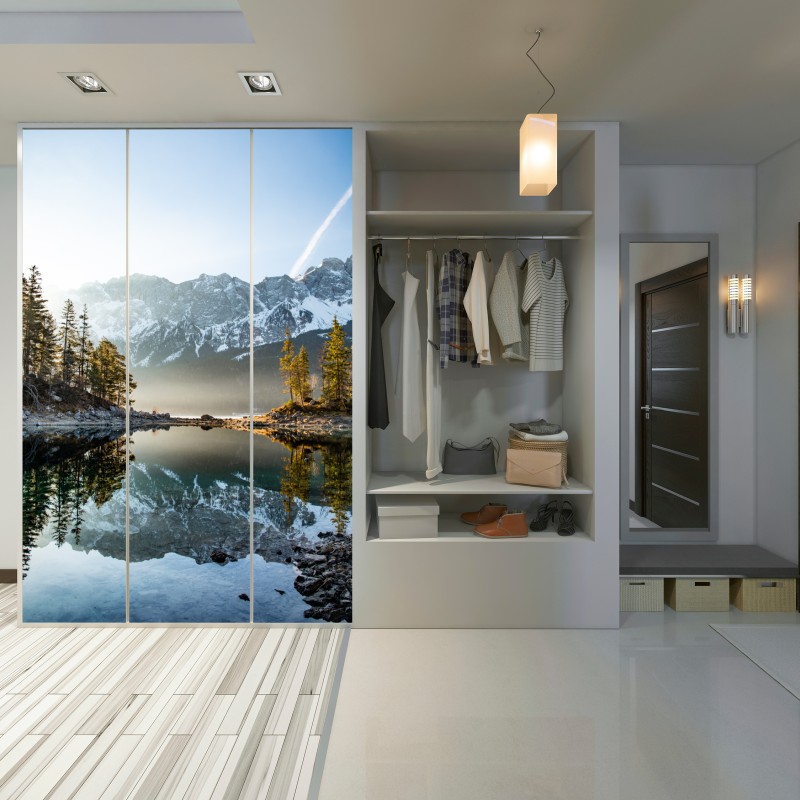 Naklejka na szafę odbicie górskie na jeziorze o poranku – Wallissimo® Naklejka na szafę odbicie górskie na jeziorze o poranku – Wallissimo®