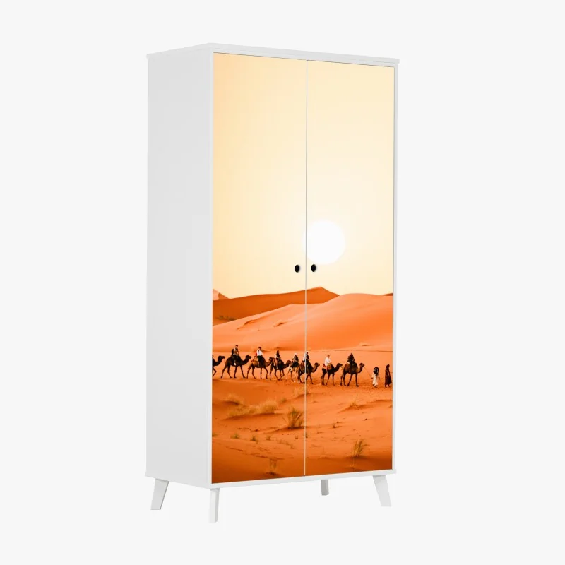 Naklejka na szafę karawana wielbłądów o zachodzie słońca na pustyni