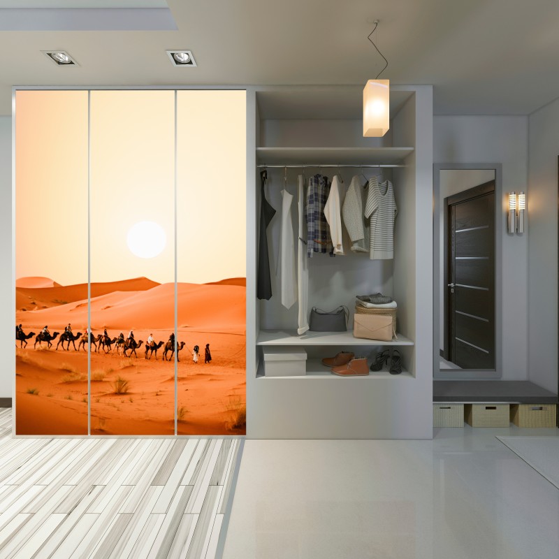 Naklejka na szafę karawana wielbłądów o zachodzie słońca na pustyni – Wallissimo® Naklejka na szafę karawana wielbłądów o zachodzie słońca na pustyni – Wallissimo®