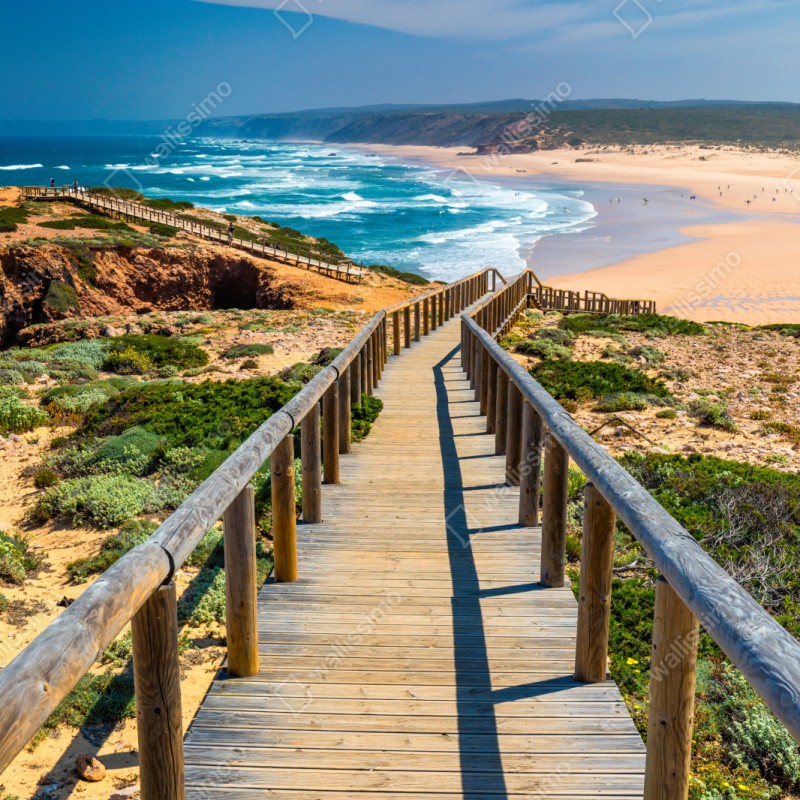 Naklejka na szafę drewniany pomost prowadzący na plażę Praia da Bordeira – Wallissimo® Naklejka na szafę drewniany pomost prowadzący na plażę Praia da Bordeira – Wallissimo®