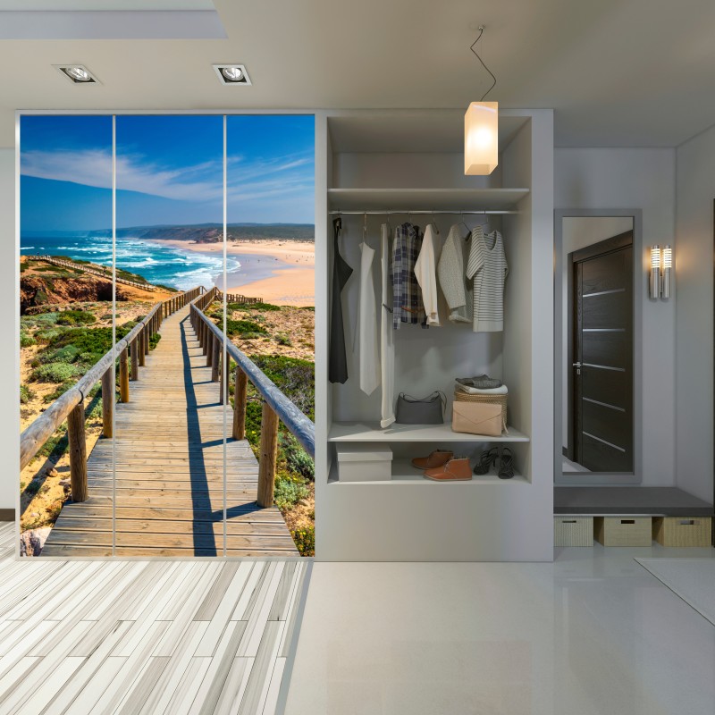 Naklejka na szafę drewniany pomost prowadzący na plażę Praia da Bordeira – Wallissimo® Naklejka na szafę drewniany pomost prowadzący na plażę Praia da Bordeira – Wallissimo®