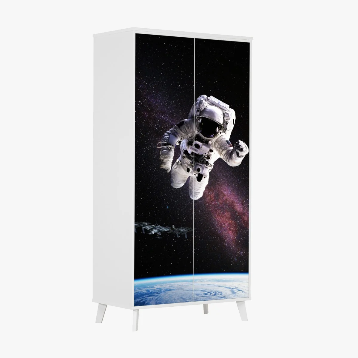 Naklejka na szafę astronauta nad Ziemią i galaktyką – Wallissimo® Naklejka na szafę astronauta nad Ziemią i galaktyką – Wallissimo®