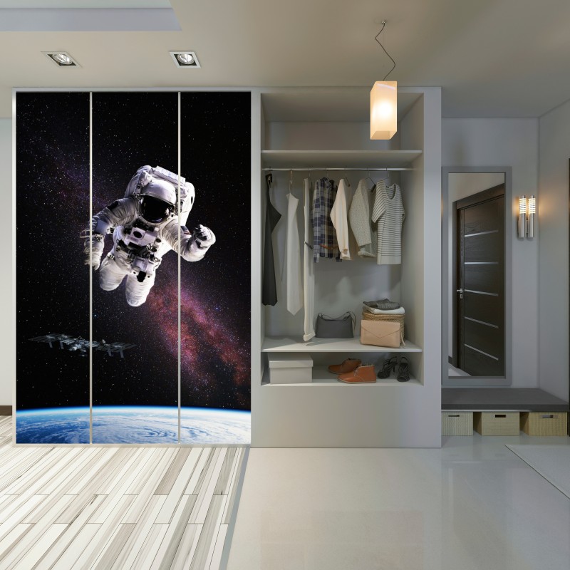 Naklejka na szafę astronauta nad Ziemią i galaktyką – Wallissimo® Naklejka na szafę astronauta nad Ziemią i galaktyką – Wallissimo®