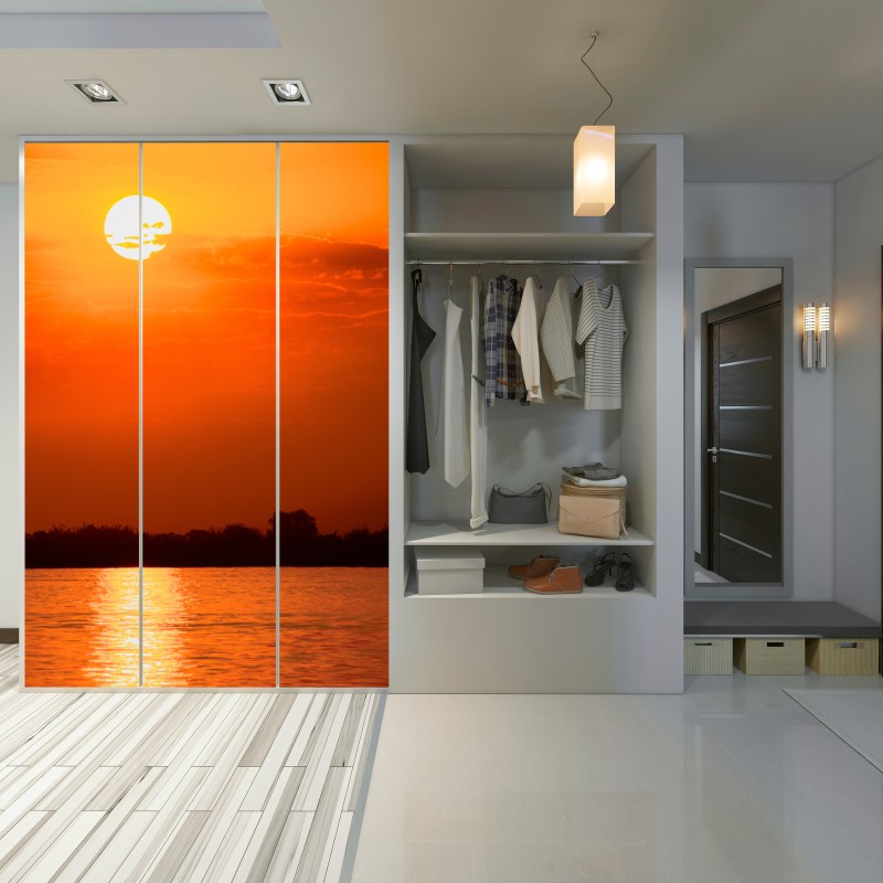 Naklejka na szafę złoty zachód słońca nad spokojnym jeziorem – Wallissimo® Naklejka na szafę złoty zachód słońca nad spokojnym jeziorem – Wallissimo®